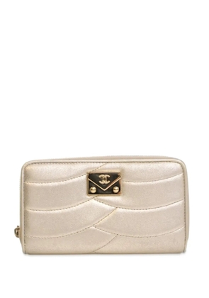 CHANEL Pre-Owned 2016-2017 CC Lambskin Zip Wallet small wallets - Gold