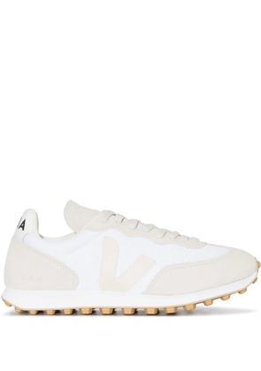 VEJA logo-patch lace-up sneakers - White