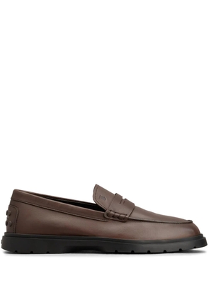 Tod's logo-debossed leather loafers - Brown