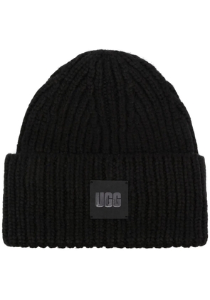 UGG logo-patch ribbed-knit beanie - Black