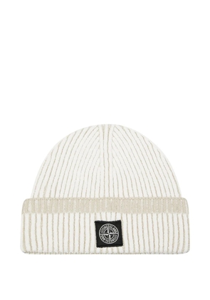 Stone Island ribbed-knit beanie - White