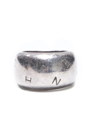 CHANEL Pre-Owned 1980-1990s engraved-logo ring - Silver