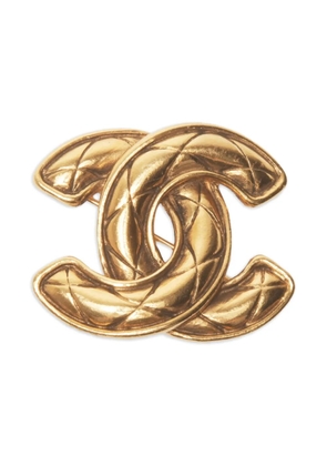 CHANEL Pre-Owned 1980s Chanel CC Mark Matelasse quilted effect brooch - Gold