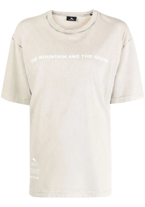 Mauna Kea slogan-print stonewashed T-shirt - Brown