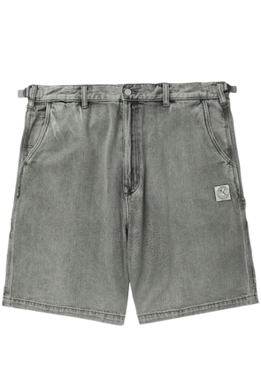 izzue logo-patch denim shorts - Grey