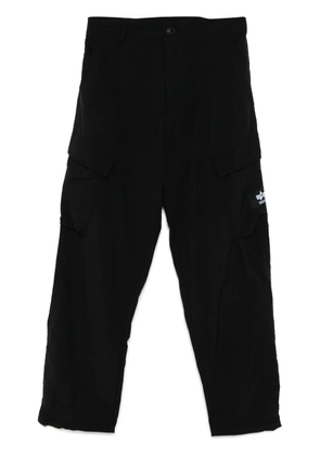 izzue logo-patch trousers - Black
