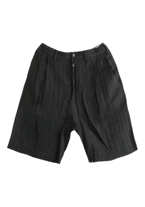 Ziggy Chen pleat-detail shorts - Black