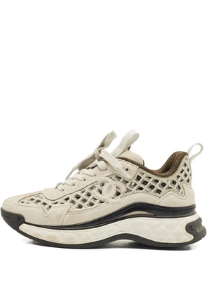 CHANEL Pre-Owned low-top sneakers - Neutrals