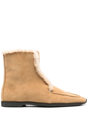 TOTEME shearling-edge boots - Brown