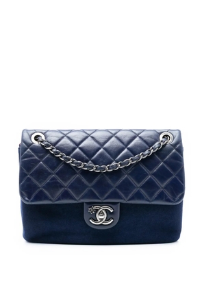 CHANEL Pre-Owned 2015-2016 Paris Salzburg Quilted Glazed Calfskin and Felt Edelweiss Flower CC Flap shoulder bag - Blue