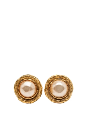 CHANEL Pre-Owned 1970-1980 Gold Plated Faux Pearl Clip On Earrings costume earrings - White