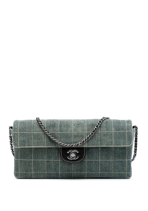 CHANEL Pre-Owned 2000-2002 CC Chocolate Bar Denim East West Flap shoulder bag - Blue