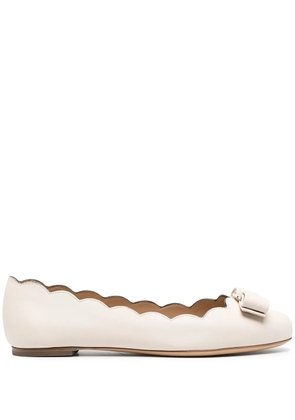 Ferragamo Varina scalloped ballerina shoes - Neutrals
