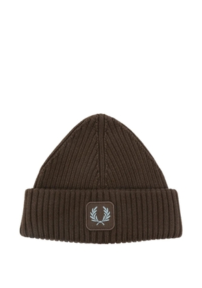 Fred Perry ribbed logo-patch beanie hat - Brown