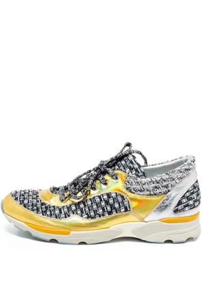 CHANEL Pre-Owned Tweed sneakers - Gold