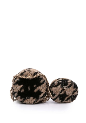CHANEL Pre-Owned 2019 CC Quilted Tweed and Shearling Round Clutch With Chain crossbody bag - Brown
