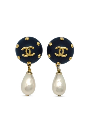 CHANEL Pre-Owned 1996 logo faux-pearl clip-on earrings - Black