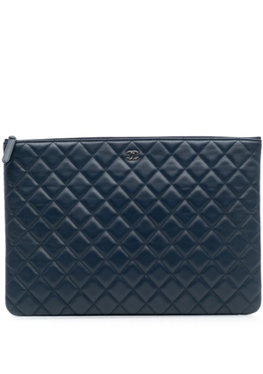 CHANEL Pre-Owned 2016-2017 Large Quilted Lambskin O Case clutch bag - Blue