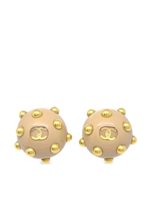 CHANEL Pre-Owned 2000 CC studded clip-on earrings - Gold