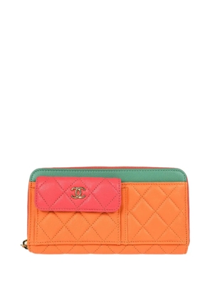 CHANEL Pre-Owned 2020 quilted long wallet - Orange