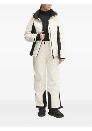 GUESS USA logo-print quilted ski jacket - White