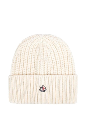 Moncler ribbed logo-patch beanie - White