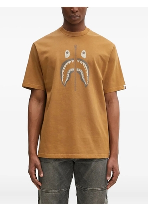 A BATHING APE® shark-print T-shirt - Brown