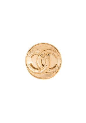 CHANEL Pre-Owned 1994 CC round brooch - Gold