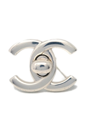 CHANEL Pre-Owned 1996 CC turn-lock brooch - Silver