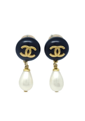 CHANEL Pre-Owned 1996 CC faux-pearl drop earrings - Black