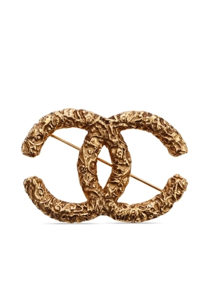CHANEL Pre-Owned 1993 CC gold plated brooch