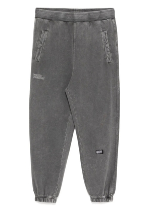 izzue logo-embroidered pants - Black