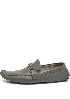 Louis Vuitton Pre-Owned logo-plaque loafers - Grey