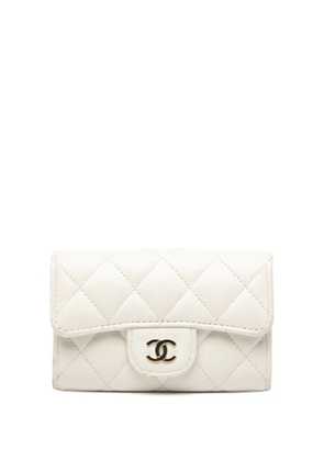 CHANEL Pre-Owned 2021-2025 CC Quilted Caviar Flap card holder - White