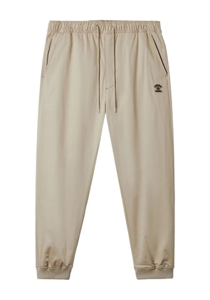 FINGERCROXX logo-patch cuffed trousers - Neutrals