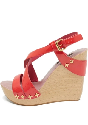 Louis Vuitton Pre-Owned 130mm patent-leather wedge sandals - Red
