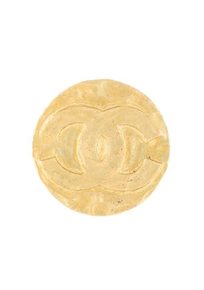 CHANEL Pre-Owned 1994 CC round brooch - Gold