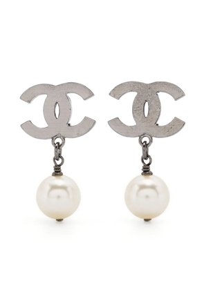 CHANEL Pre-Owned 2010 CC faux-pearl clip-on earrings - White