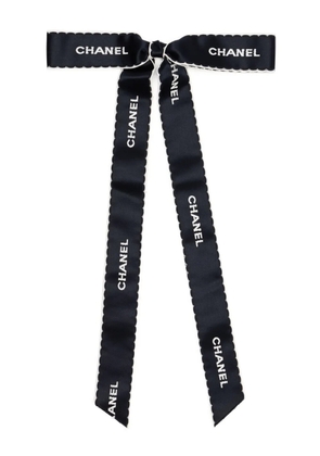 CHANEL Pre-Owned 1971-1985 logo-embroidered bow brooch - Blue