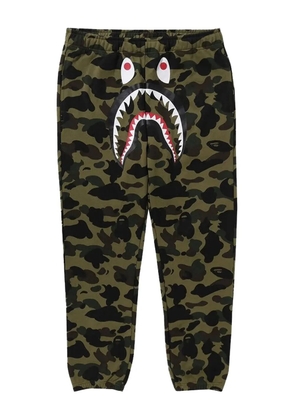 A BATHING APE® shark-face camouflage track pants - Green