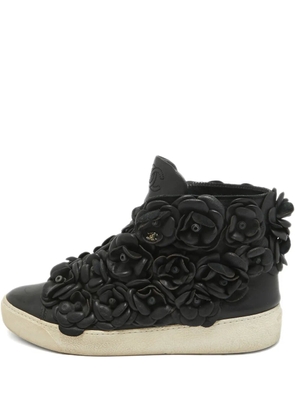 CHANEL Pre-Owned floral-appliqué sneakers - Black