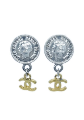 CHANEL Pre-Owned 1996 Mademoiselle CC-logo dangle clip-on earrings - Silver