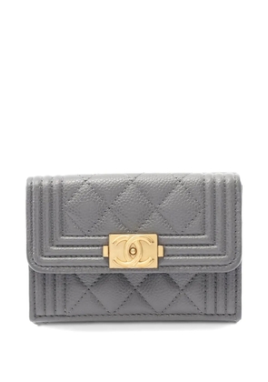 CHANEL Pre-Owned 2021s Boy Chanel diamond quilted trifold wallet - Grey