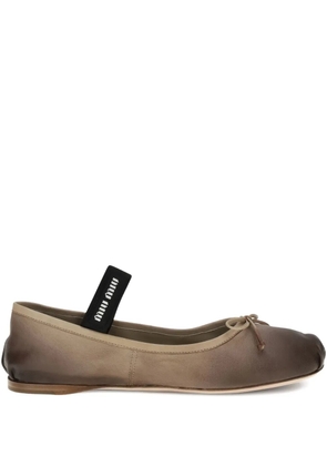 Miu Miu logo-strap ballet flats - Brown