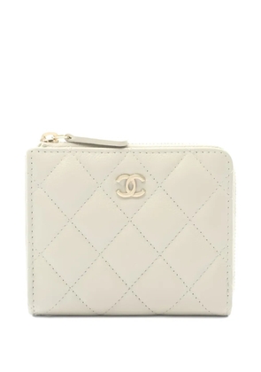 CHANEL Pre-Owned 2021s Matelassé round-zipper wallet - Neutrals
