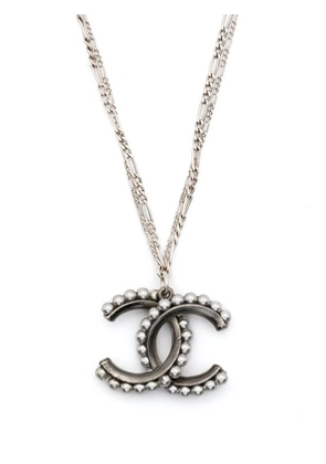 CHANEL Pre-Owned 2000s CC pearl-embellished charm necklace - Silver