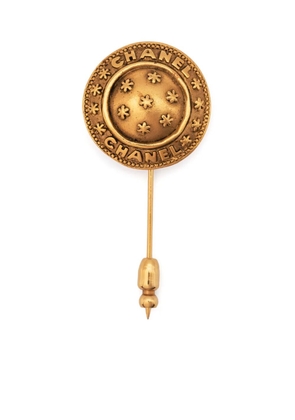 CHANEL Pre-Owned 1980s logo-embossed circular brooch - Gold