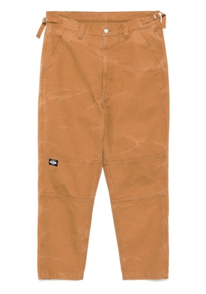 izzue logo-patch pants - Neutrals