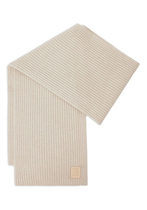 LOEWE ribbed logo-plaque scarf - Neutrals
