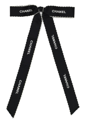 CHANEL Pre-Owned 1990s logo-embroidered ribbon brooch - Blue